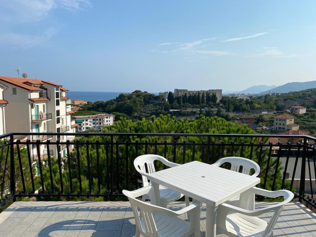 Residence Dei Fiori Pietra Ligure Bagian luar foto