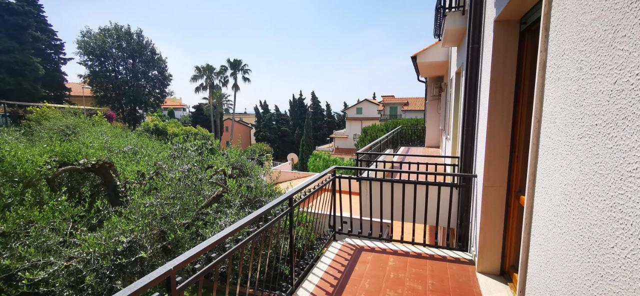 Residence Dei Fiori Pietra Ligure Bagian luar foto