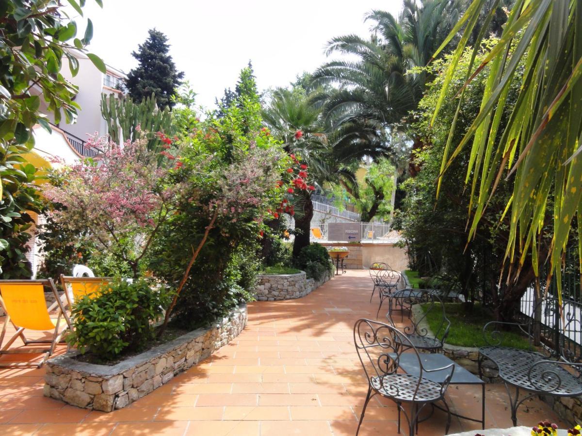 Residence Dei Fiori Pietra Ligure Bagian luar foto