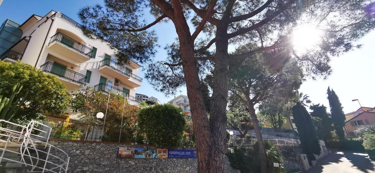 Residence Dei Fiori Pietra Ligure Bagian luar foto