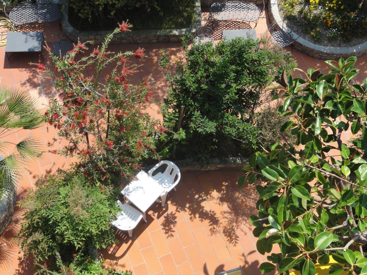 Residence Dei Fiori Pietra Ligure Bagian luar foto