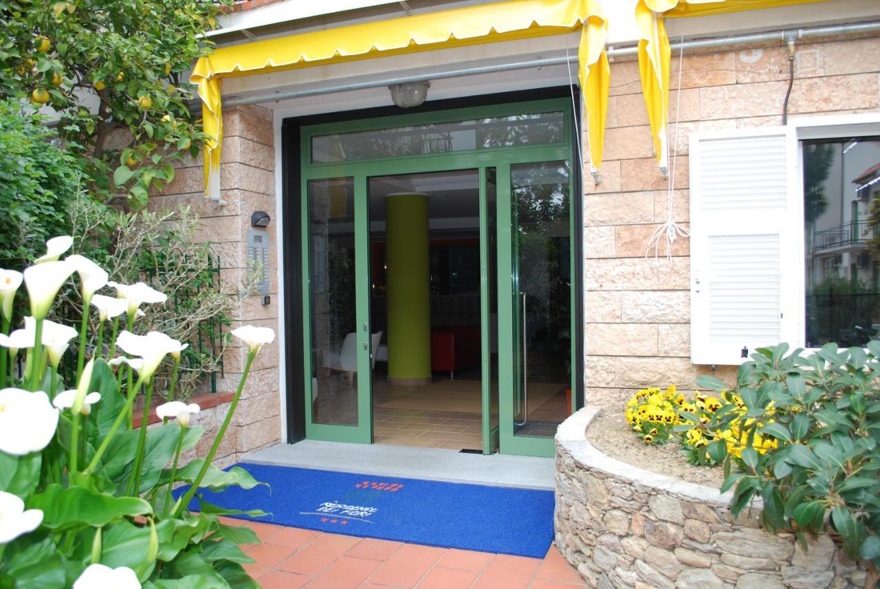 Residence Dei Fiori Pietra Ligure Bagian luar foto
