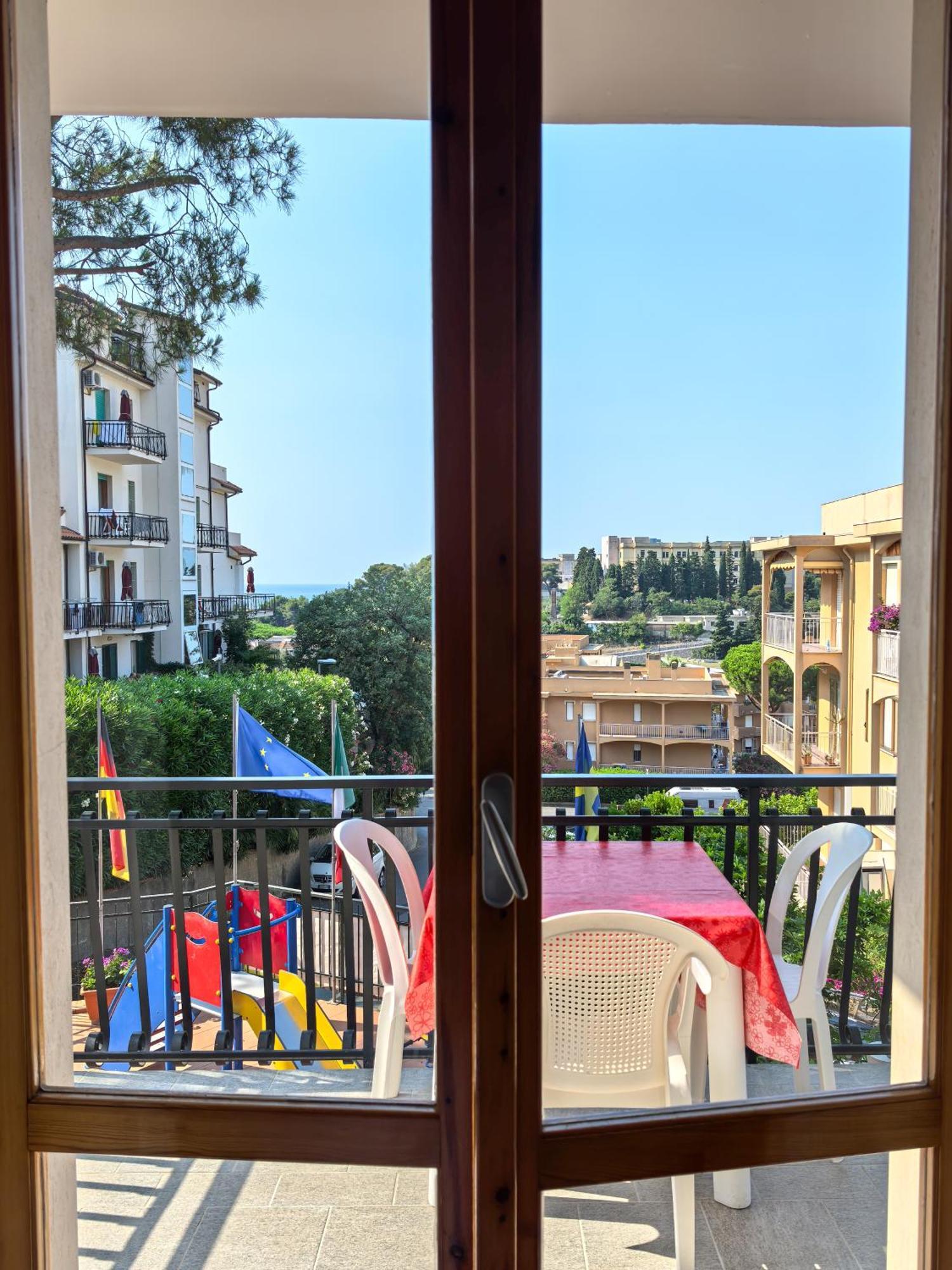 Residence Dei Fiori Pietra Ligure Bagian luar foto