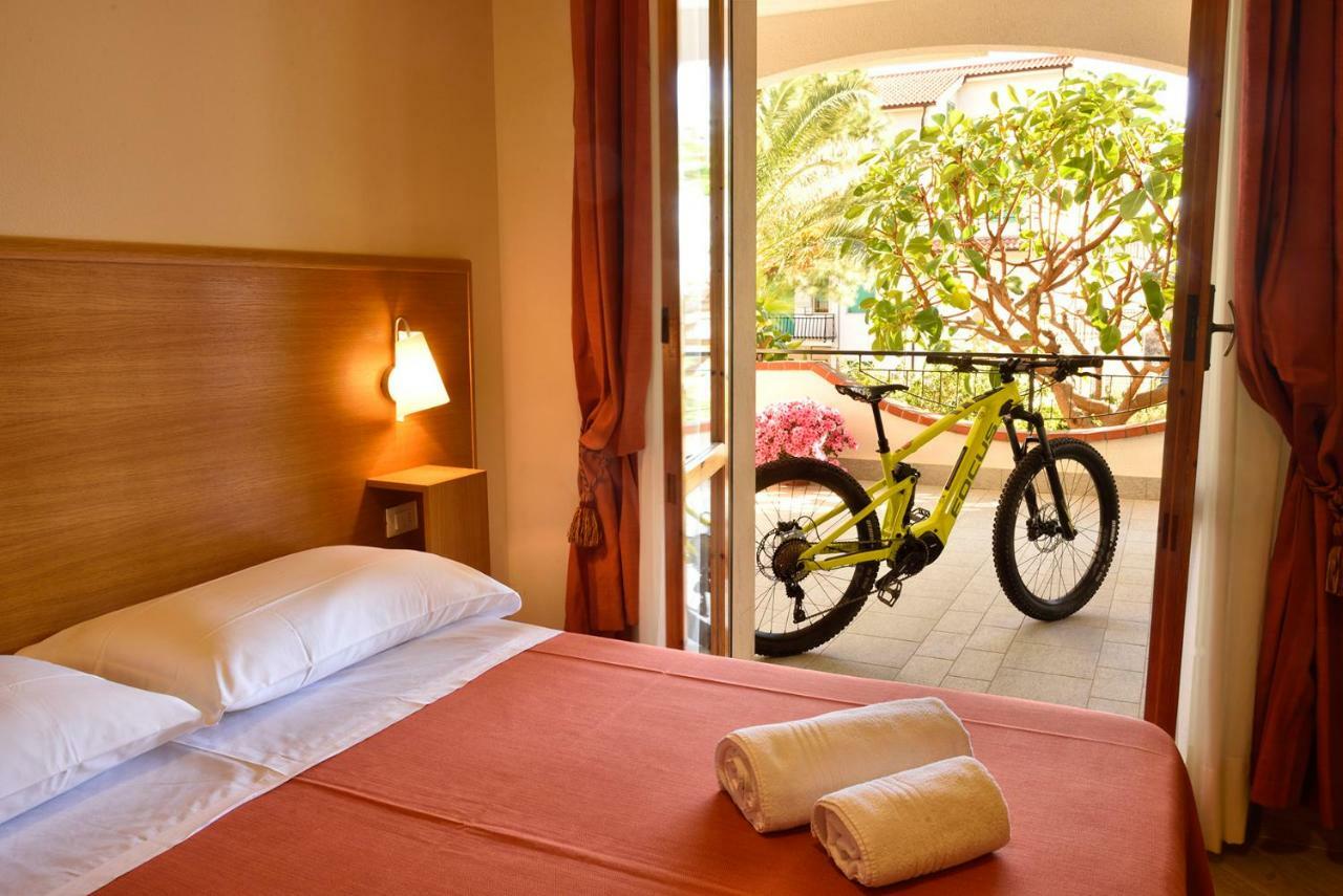 Residence Dei Fiori Pietra Ligure Bagian luar foto