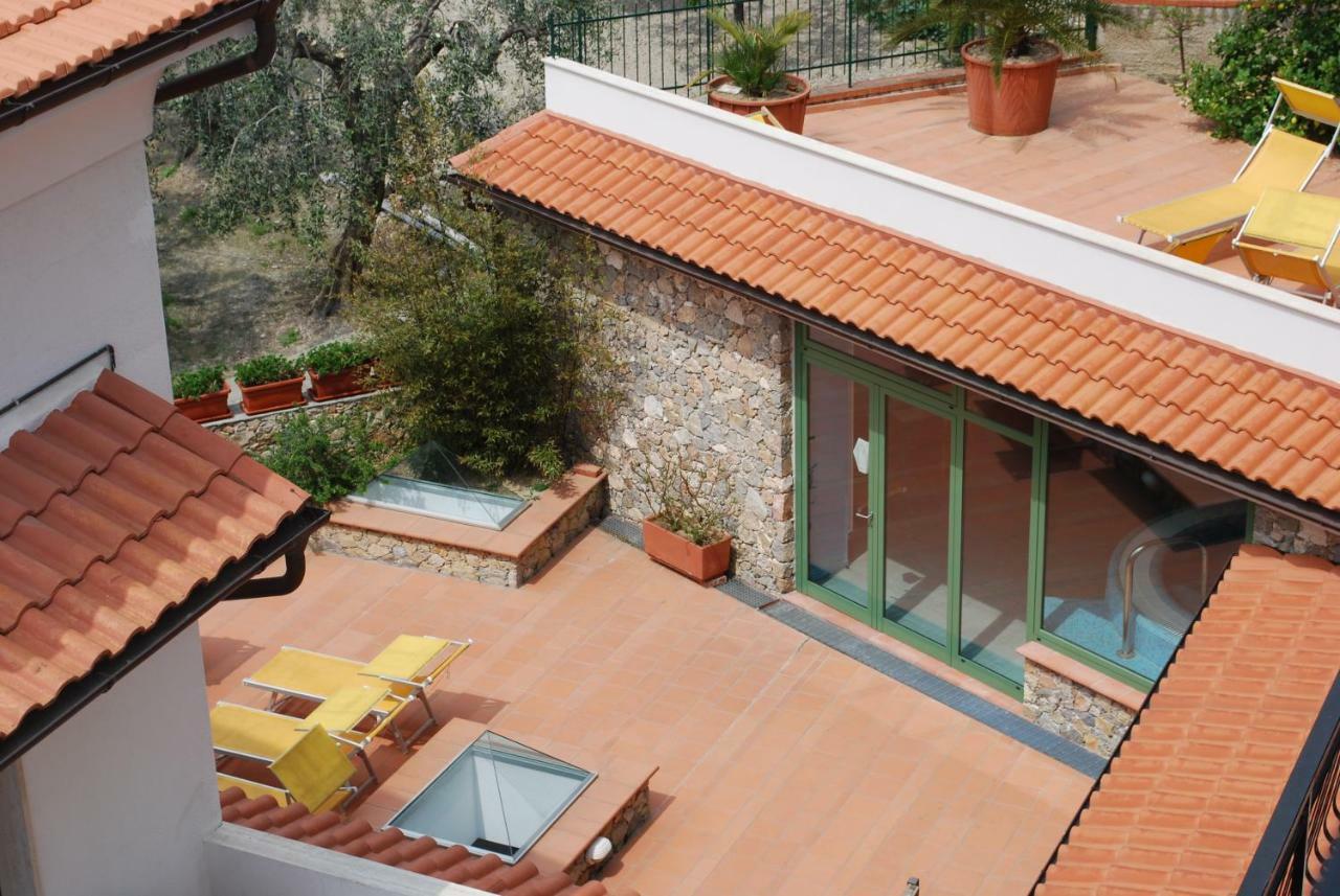 Residence Dei Fiori Pietra Ligure Bagian luar foto