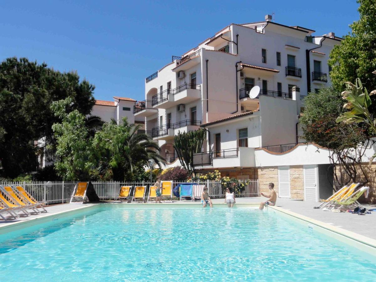 Residence Dei Fiori Pietra Ligure Bagian luar foto